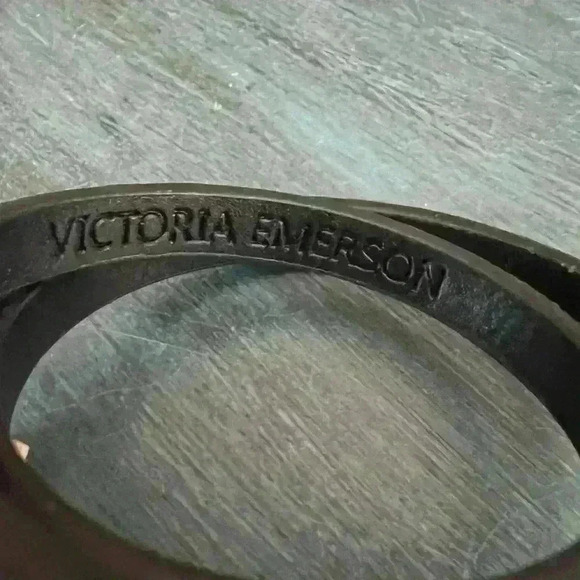 Victoria Emerson Bracelet in Black sparkle leather with charm heart and logo. - Picture 4 of 4